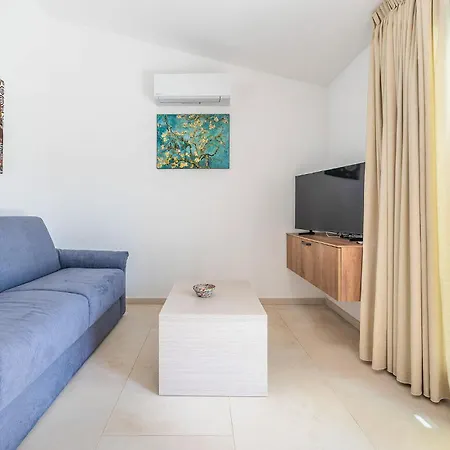 Pet Friendly Home In San Teodoro With Private Swimming Pool, Can Be Inside Or Outside Ferienhaus San Teodoro (Sardinia)